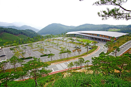 두산중공업은 13일 하나금융-모아미래도 컨소시엄에 클럽모우CC를 1850억원에 매각하는 본계약을 체결했다고 밝혔다. 사진은 클럽모우CC 클럽하우스 전경. <출처=클럽모우 홈페이지>